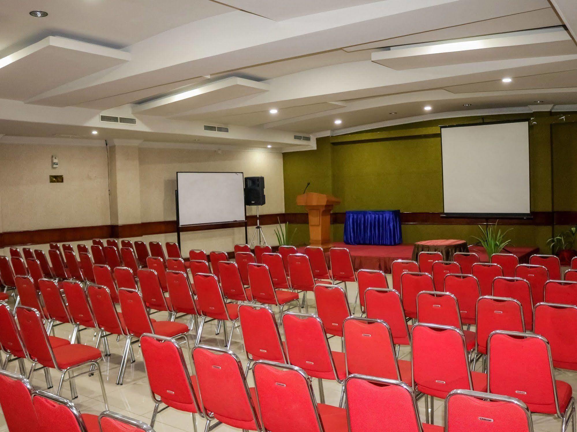 Antares Hotel Medan Exteriör bild